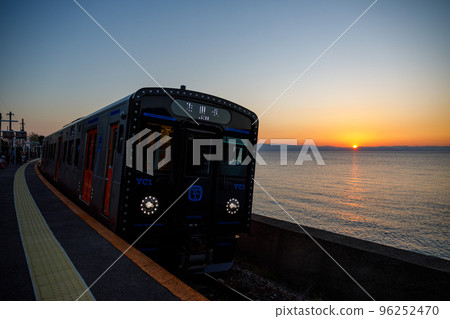 "YC1 series" departs from JR Chiwata Station while watching the sun set over Omura Bay "YC1 series" departs from JR Chiwata Station while watching the sun set over Omura Bay 96252470