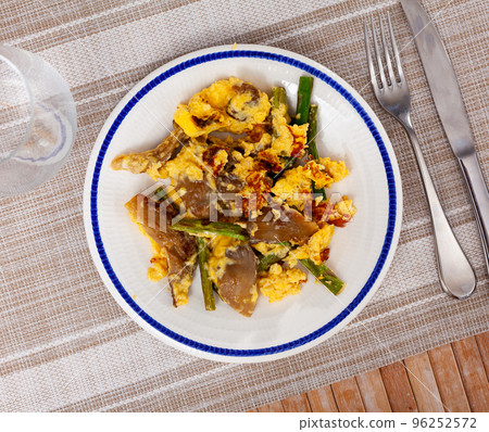 Popular breakfast of Spanish cuisine is Revuelto 96252572