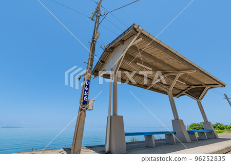 愛媛縣伊予市JR下灘站,以全海景、晴朗的天氣而聞名(2022年拍攝) 愛媛縣伊予市JR下灘站,以全海景、晴朗的天氣而聞名(2022年拍攝) 96252835
