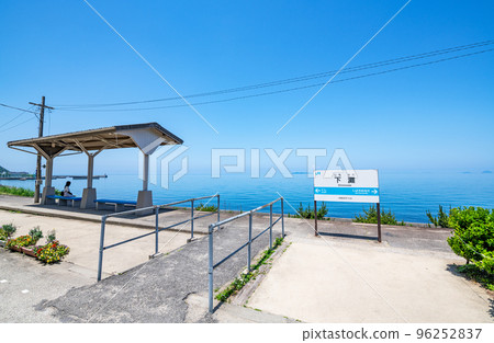 Iyo City, Ehime Prefecture JR Shimonada Station, famous for its panoramic view of the sea, sunny weather (photographed in 2022) Iyo City, Ehime Prefecture JR Shimonada Station, famous for its panoramic view of the sea, sunny weather (photographed in 2022) 96252837