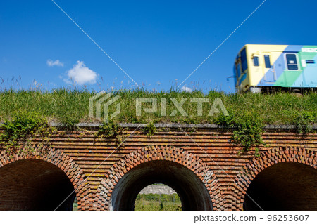 磚砌成的內田三重橋和平成築豐鐵道 400 型 Nanohana 96253607