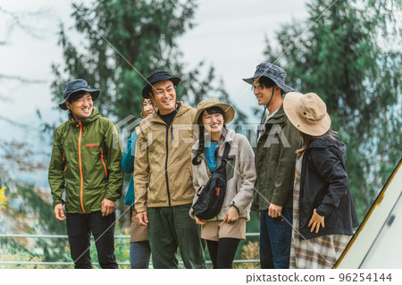 與朋友一起戶外時尚露營的男性和女性亞洲露營者 與朋友一起戶外時尚露營的男性和女性亞洲露營者 96254144