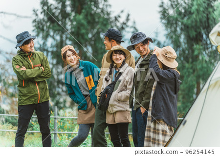 喜歡在大自然中玩耍的男性和女性亞洲露營者朋友，例如露營、露營和登山 96254145