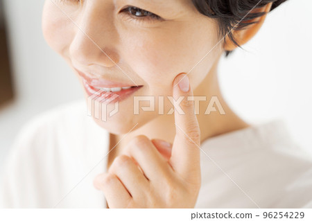 20多歲女子摸臉頰的美女肖像 96254229