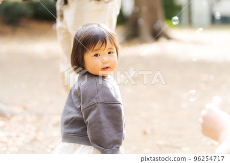 寶貝外面玩 96254717