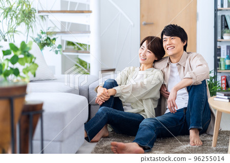 已婚夫婦，家庭，中等生活方式，客廳 96255014