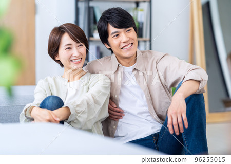 已婚夫婦，家庭，中等生活方式，客廳 96255015