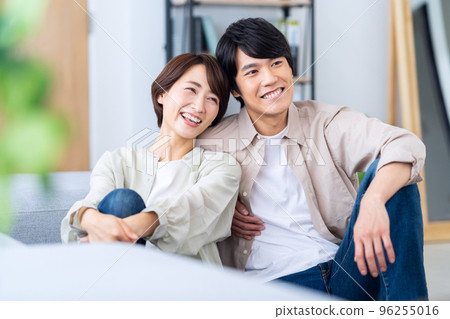已婚夫婦，家庭，中等生活方式，客廳 96255016