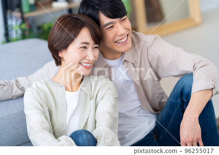 已婚夫婦，家庭，中等生活方式，客廳 96255017