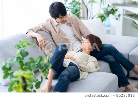 已婚夫婦，家庭，中等生活方式，客廳 96255018