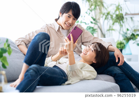 已婚夫婦，家庭，中等生活方式，客廳 96255019