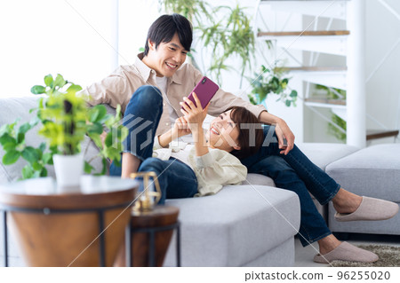 Married couple, family, middle lifestyle, living room 96255020