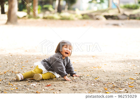 Crying child 96255029