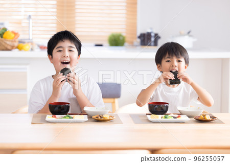 家庭男孩吃米 家庭男孩吃米 96255057
