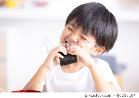 一家人吃飯糰的男孩 一家人吃飯糰的男孩 96255104