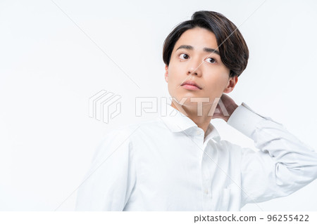 穿白襯衫的年輕人 96255422