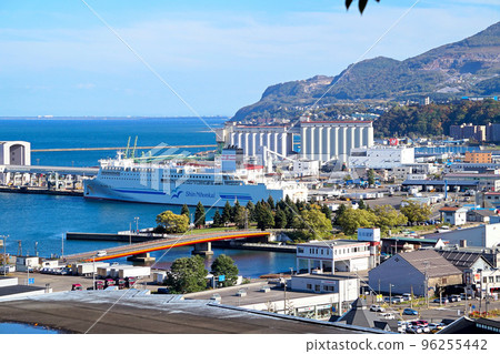 Otaru Ferry Terminal seen from Suitengu Viewpoint [Otaru City, Hokkaido] 96255442