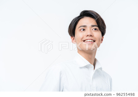 穿白襯衫的年輕人 96255498