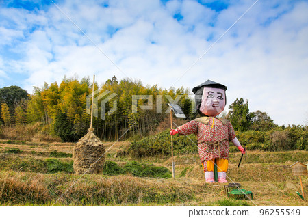 Asuka Village, Nara Prefecture, Winter, Japanese pampas grass (pile of rice straw) and scarecrows Asuka Village, Nara Prefecture, Winter, Japanese pampas grass (pile of rice straw) and scarecrows 96255549