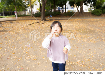 在公園裡玩的女孩 在公園裡玩的女孩 96256004