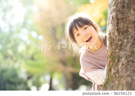 玩捉迷藏的女孩和看見 96256125