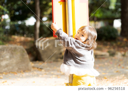 孩子們在公園裡玩 96256518