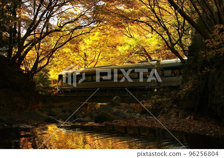 Going along the Okukinu road while watching the mountain stream of colored leaves…At Ryuokyo Station, take the Limited Express Liberty Aizu 500 series Going along the Okukinu road while watching the mountain stream of colored leaves…At Ryuokyo Station, take the Limited Express Liberty Aizu 500 series 96256804