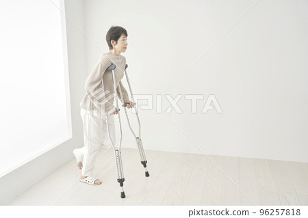 骨折的女人拄著拐杖走路 96257818