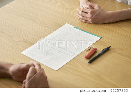 妻子出示離婚文件不露面 96257863