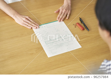 Wife presenting divorce papers faceless Wife presenting divorce papers faceless 96257864