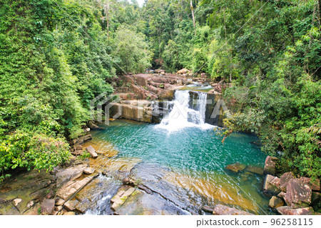 突然出現在未開發地區之外的瀑布，泰國庫特島 96258115