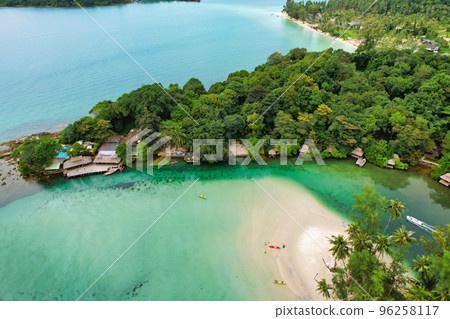 翡翠藍色的大海和海灘 Koh Kut，泰國 96258117