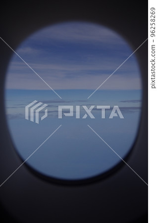 從飛機窗口看到的地平線 從飛機窗口看到的地平線 96258269