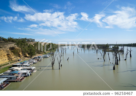 廣闊的墨累河景觀 96258467