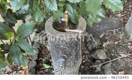 golden drinking fountain 96258493