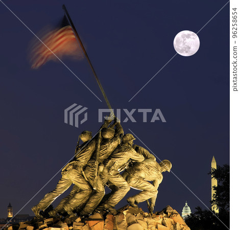 Marine Corps War Memorial at dusk, Arlington VA. Also known as the Iwo Jima Memorial. It honors United States Marines in all conflicts, Washington DC, USA Marine Corps War Memorial at dusk, Arlington VA. Also known as the Iwo Jima Memorial. It honors United States Marines in all conflicts, Washington DC, USA 96258654