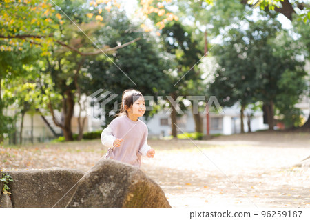 在公園裡玩的女孩 在公園裡玩的女孩 96259187