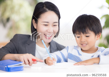 Elementary school students studying at a cram school 96259588