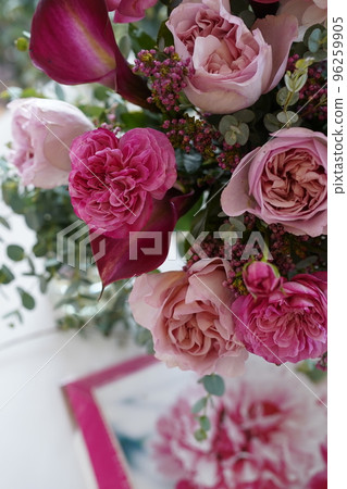 Bouquet of bright pink roses 96259905