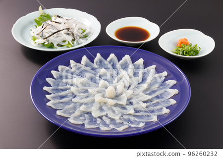 黑色背景中煮皮菊花什錦河豚生魚片 96260232