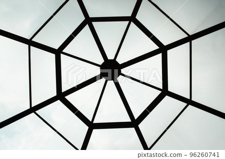 The skylight structure at the center of the entrance of a public facility where sunlight pours down The skylight structure at the center of the entrance of a public facility where sunlight pours down 96260741