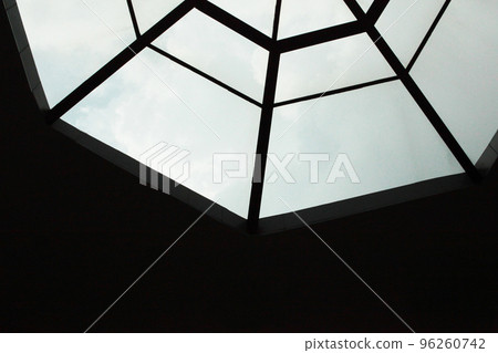 The skylight structure at the center of the entrance of a public facility where sunlight pours down The skylight structure at the center of the entrance of a public facility where sunlight pours down 96260742
