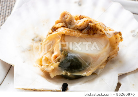 Grilled scallops (grilled scallops in shell). 96260970