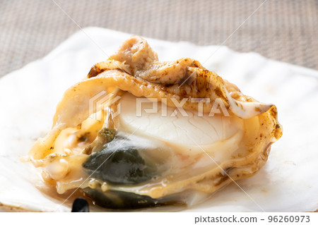 烤扇貝(帶殼的烤扇貝)。 烤扇貝(帶殼的烤扇貝)。 96260973