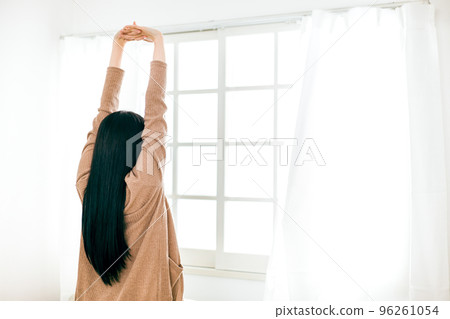 早上拉開窗簾伸懶腰的女人（起床，起床，睡覺） 96261054