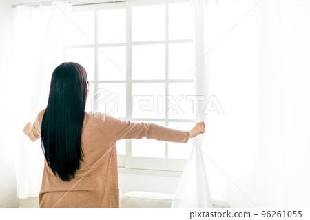 早上拉開窗簾的女人背影（起床，起床，睡覺） 96261055