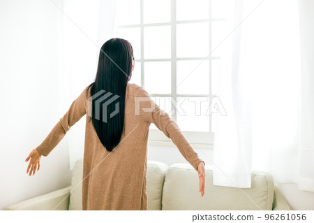 早上拉開窗簾深呼吸的女人（起床，起床，睡覺） 96261056