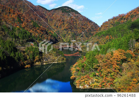 富山縣南都市莊川峽的紅葉景色 96261488
