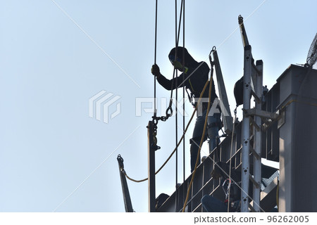 Steel frame assembly work site, work scene of Tobi trousers 96262005