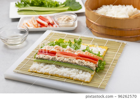 製作蛋捲壽司 96262570